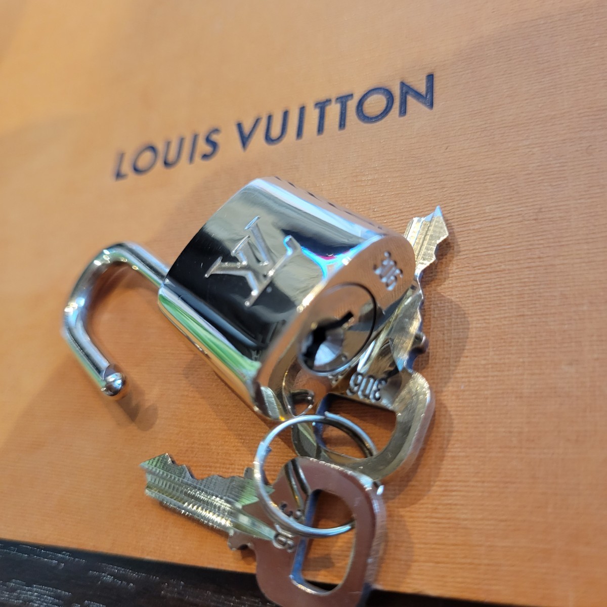 極美品 品質重視 Louis Vuitton パドロック 南京錠 カデナ ルイヴィトン 研磨磨き済み　306
