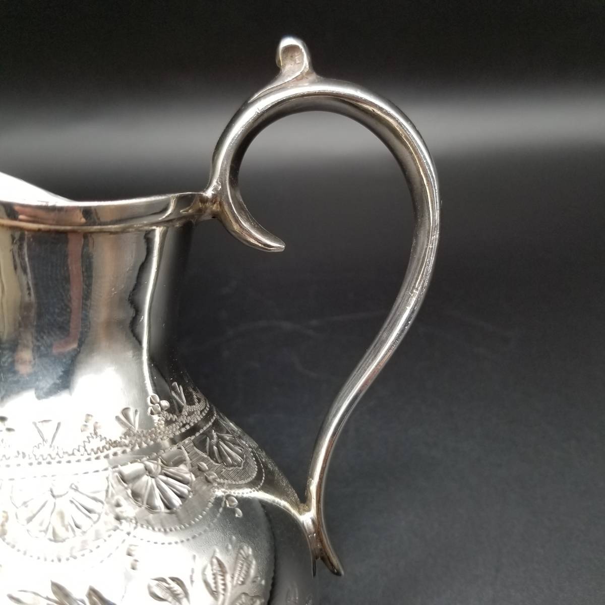 1800年代後半 英国 アンティーク ヴィクトリア シルバーメッキ ミルクジャグ ポット 銀メッキ 彫金 Atkin Brothers 紅茶 花 フローラル