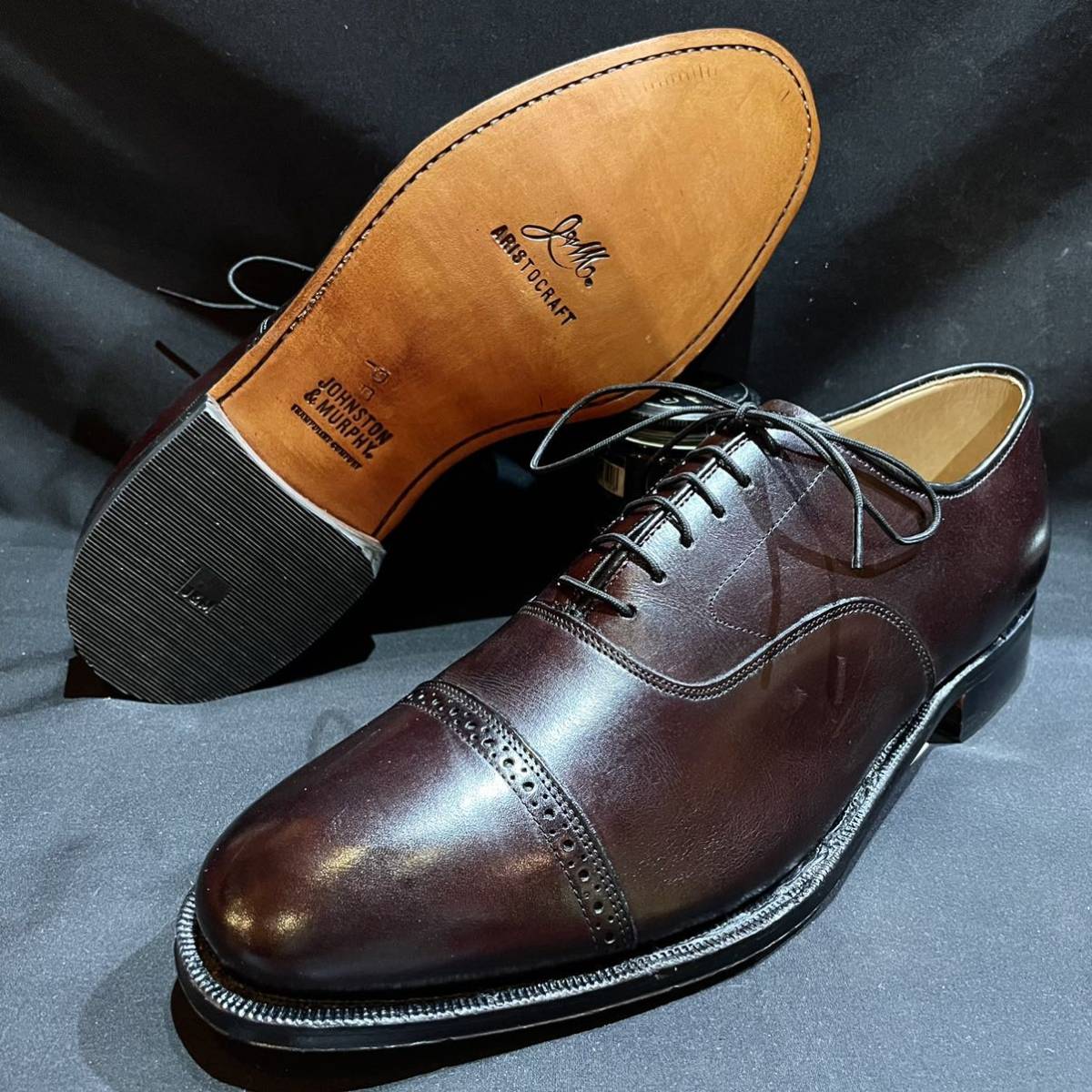 【デッドストック】Johnston&Murphy 上級グレードAristoCraftパンチドキャップトゥ　10D 27.5-28cm バーガンディー　ストレートチップ_画像1