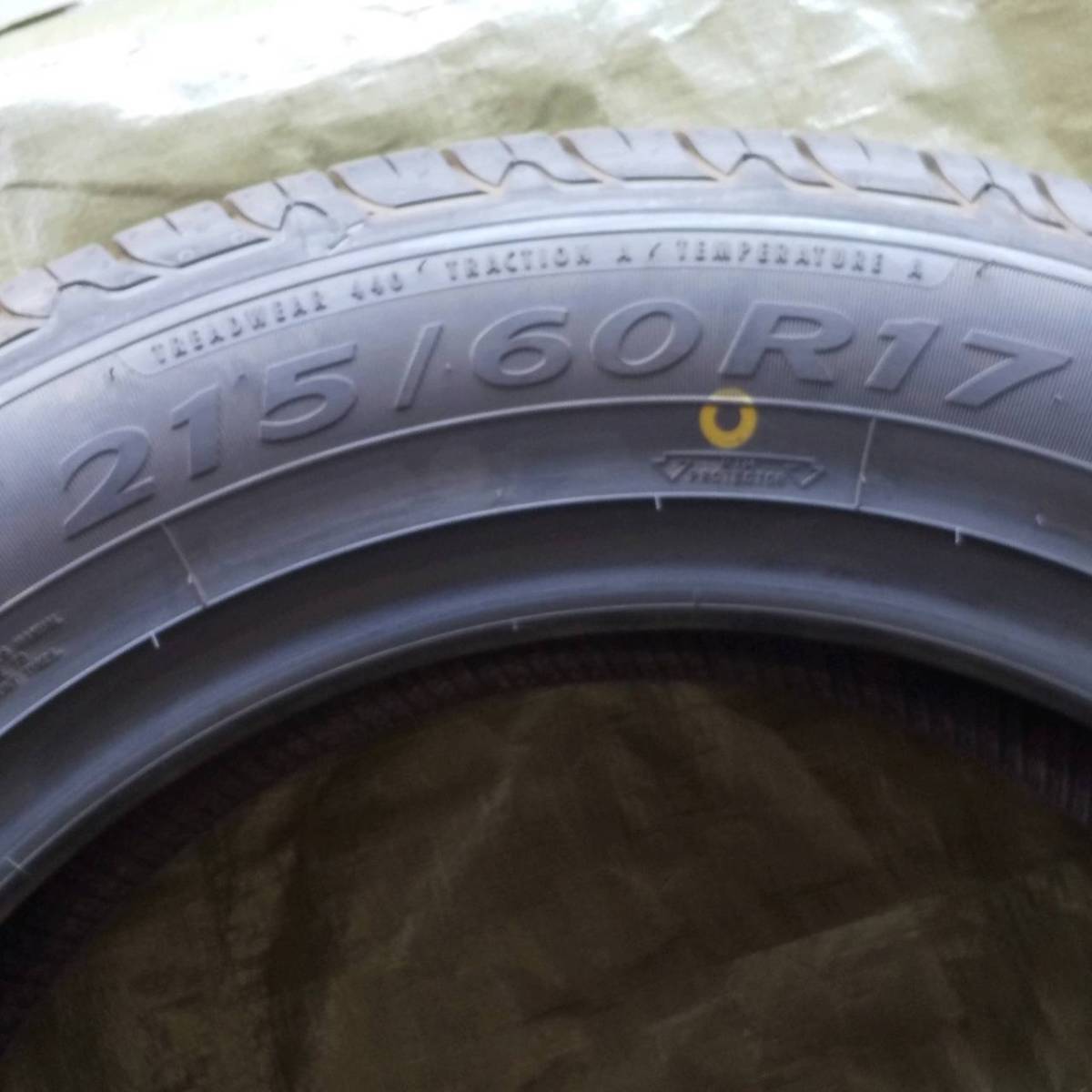 100円スタート 在庫処分 グッドイヤー 215/60R17 1本限り 日本製 正規品 エフィシエントグリップパフォーマンス SUV_画像2