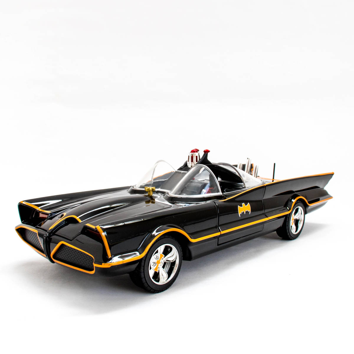 ☆新品☆レア JADA 1/18 バットモービル ライト 点灯 フィギュア付き