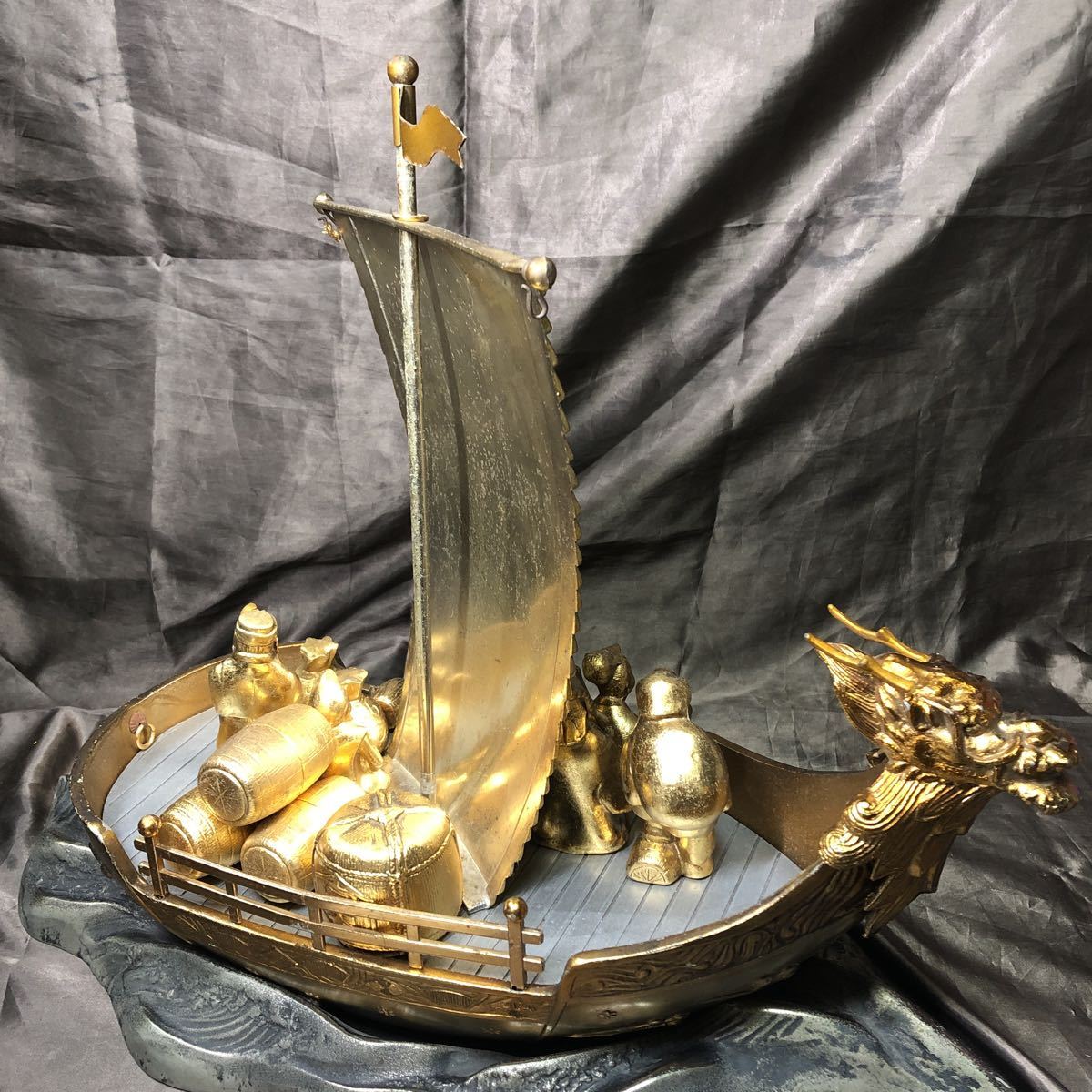真鍮製 七福神 宝船 置物 骨董品 詳細不明 メッキ加工品 重量約 真鍮製 七福神 宝船 置物 骨董品 詳細不明 メッキ加工品 重量約