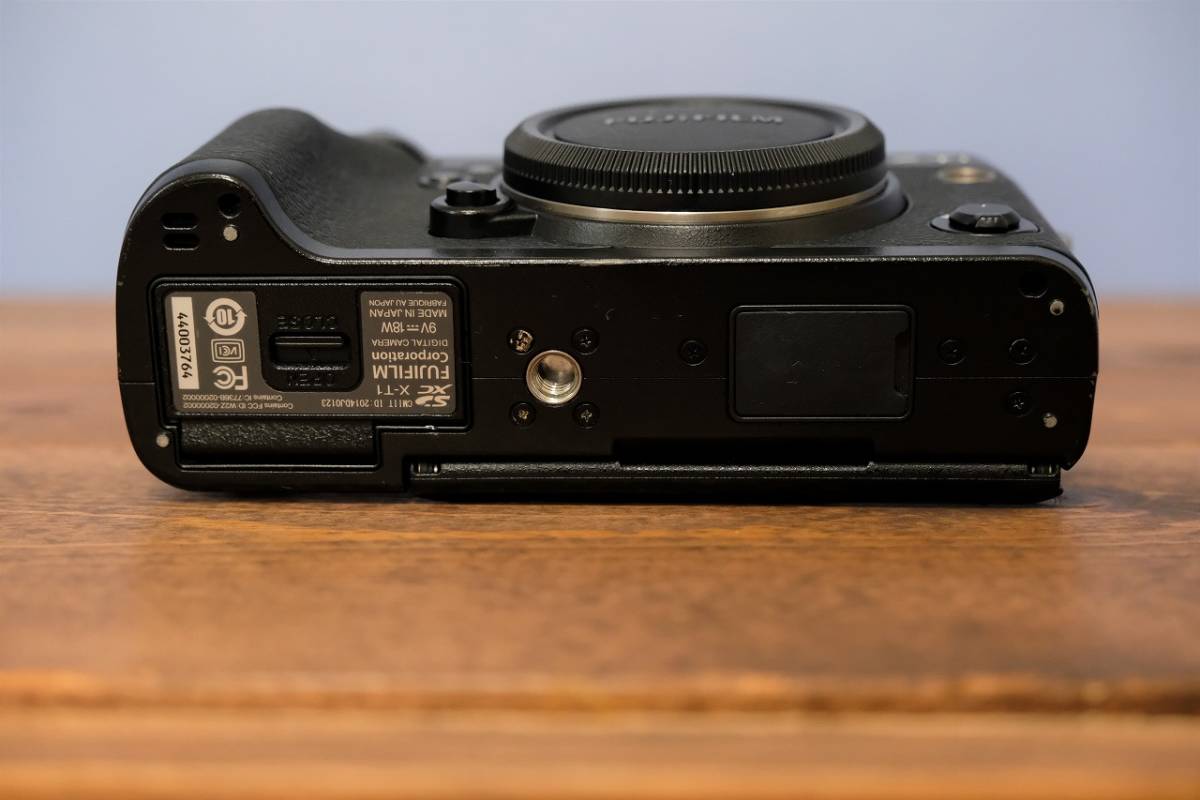 富士フィルム FUJI X-T1 ボディ ブラック ショット数4805回 程度良好です。 - カメラ、光学