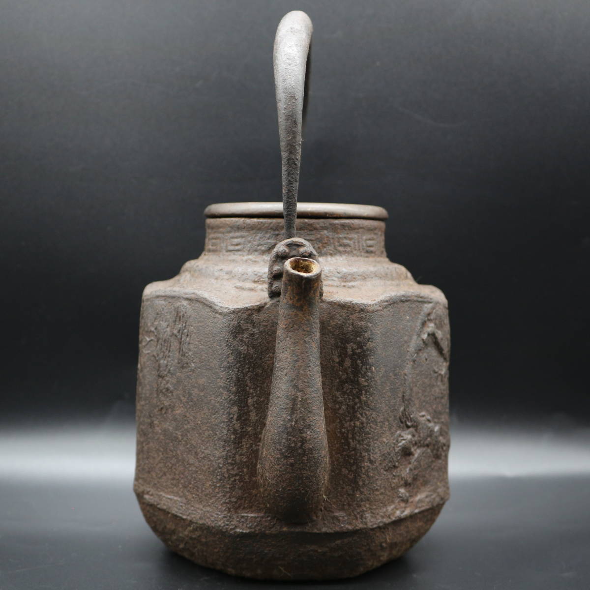 龍文堂造 / 八角 / 鉄瓶 / 花鳥図 / 銅蓋 / 古い / 茶道具 龍文堂造 / 八角 / 鉄瓶 / 花鳥図 / 銅蓋 / 古い / 茶道具