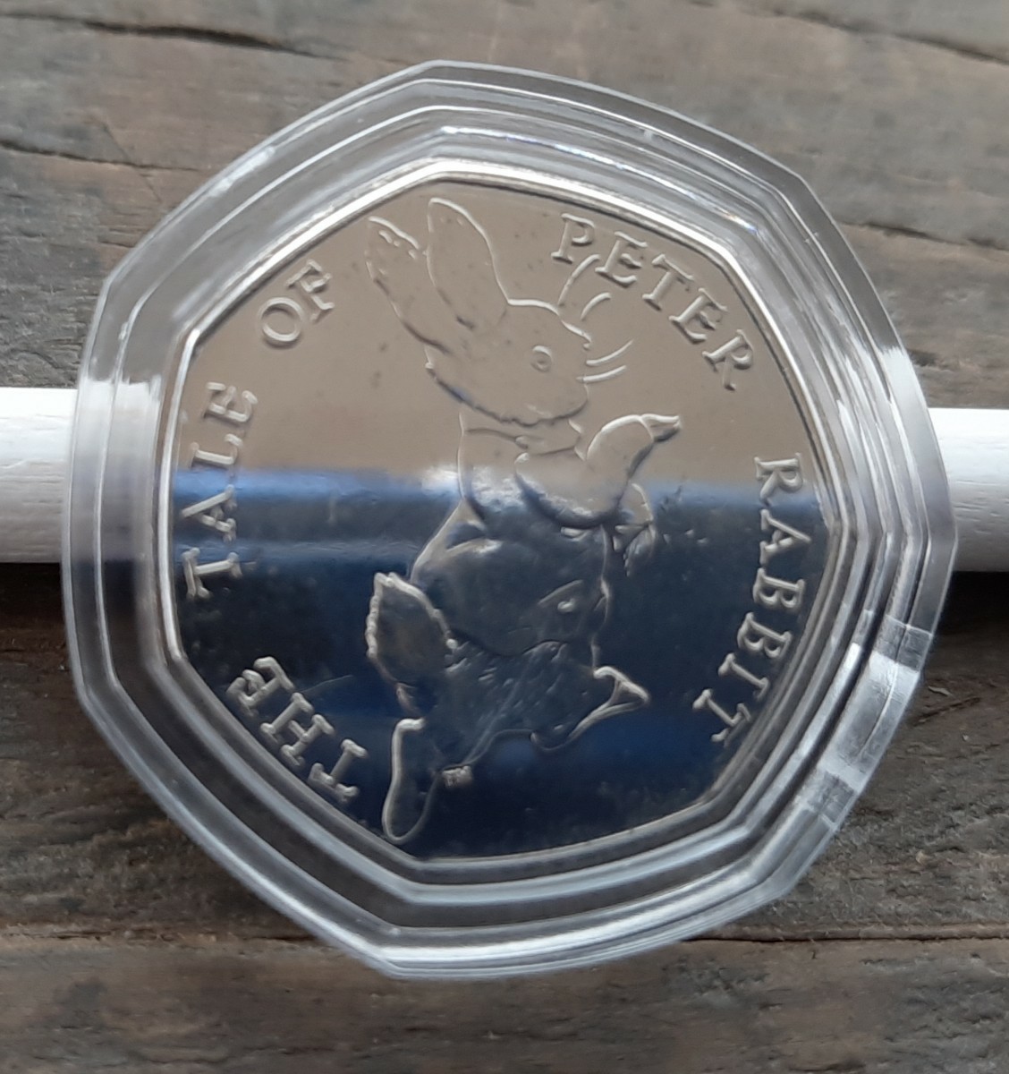 イギリス コイン ビアトリクス・ポター ピーターラビット 8g 27mm英国 50ペンスエリザベス女王 Peter Rabbit