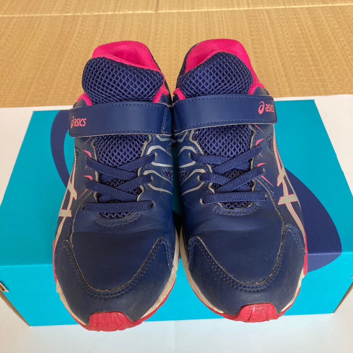 キッズスニーカーasicsレーザービーム２２.５cm。ネイビー・ピンク。中古品です。汚れはありますが、破れはありません。