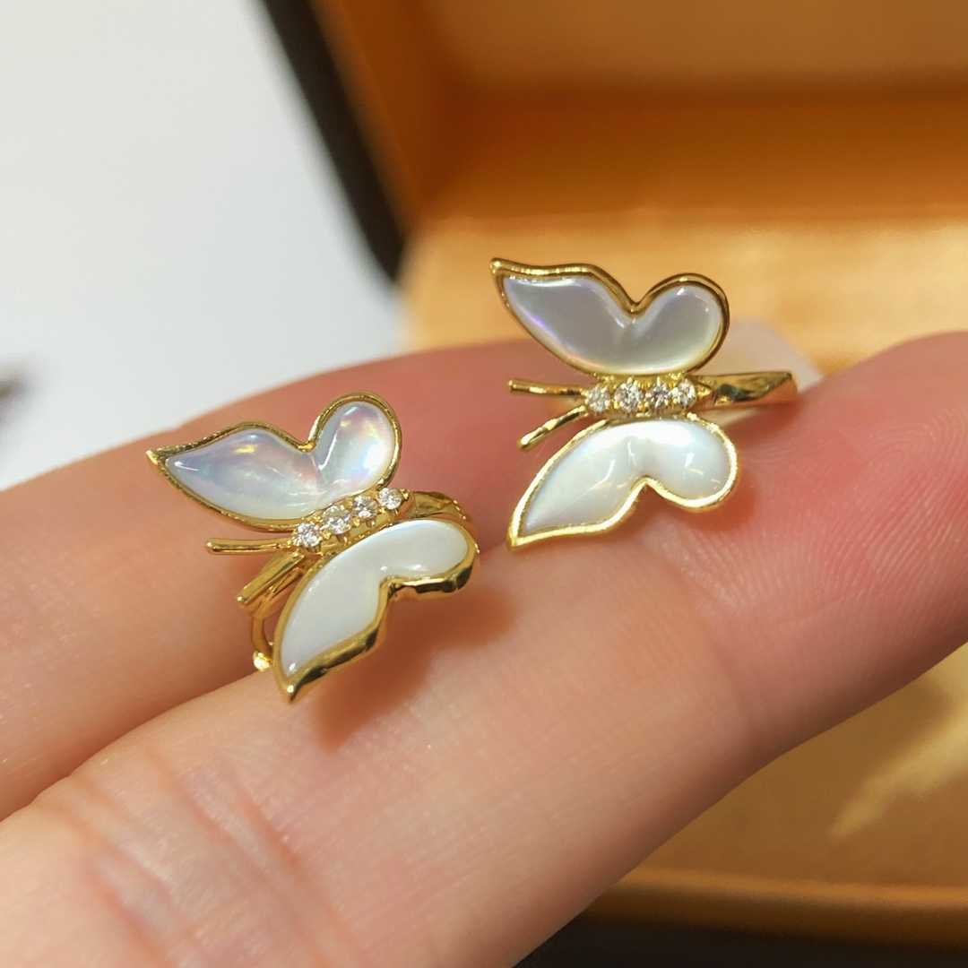 シェル付き蝶々ピアスk18 www.nordiana.ro