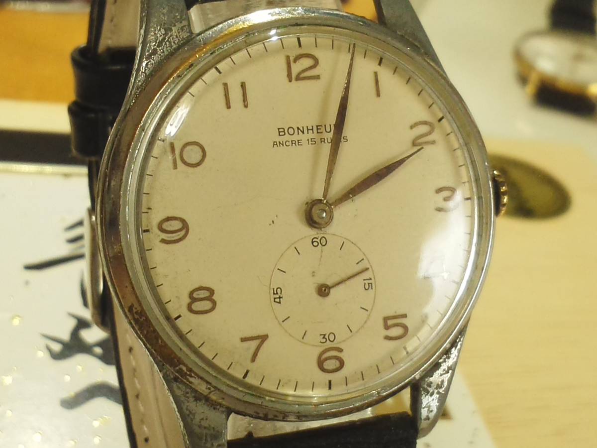1940年代 　超レア　BONHEUR　やや大型円形デザイン　はめ殺しタイプ　日差も優秀　手巻き　スイス手巻腕時計 稼動品 _画像3