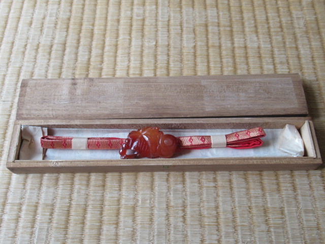 ■未使用 1950年頃 桐箱入！日本産 赤瑪瑙（メノウ）『葡萄の葉と実』 土台銀製(SILVER) 帯留め 西陣織帯紐付き