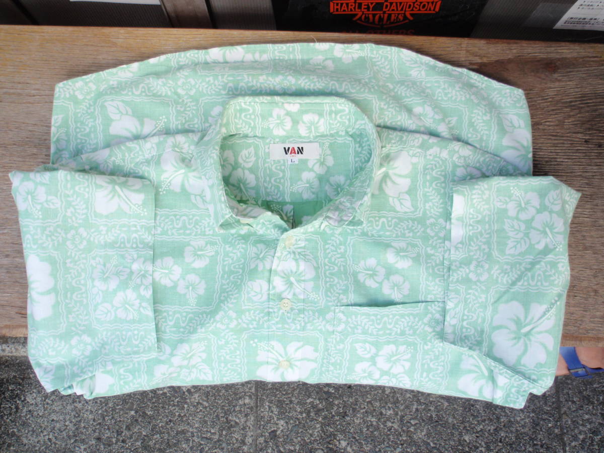 美品！日本製　VAN（ヴァンヂャケット）　プルオーバータイプの緑色なボタンダウン仕様アロハシャツ　サイズL_画像3