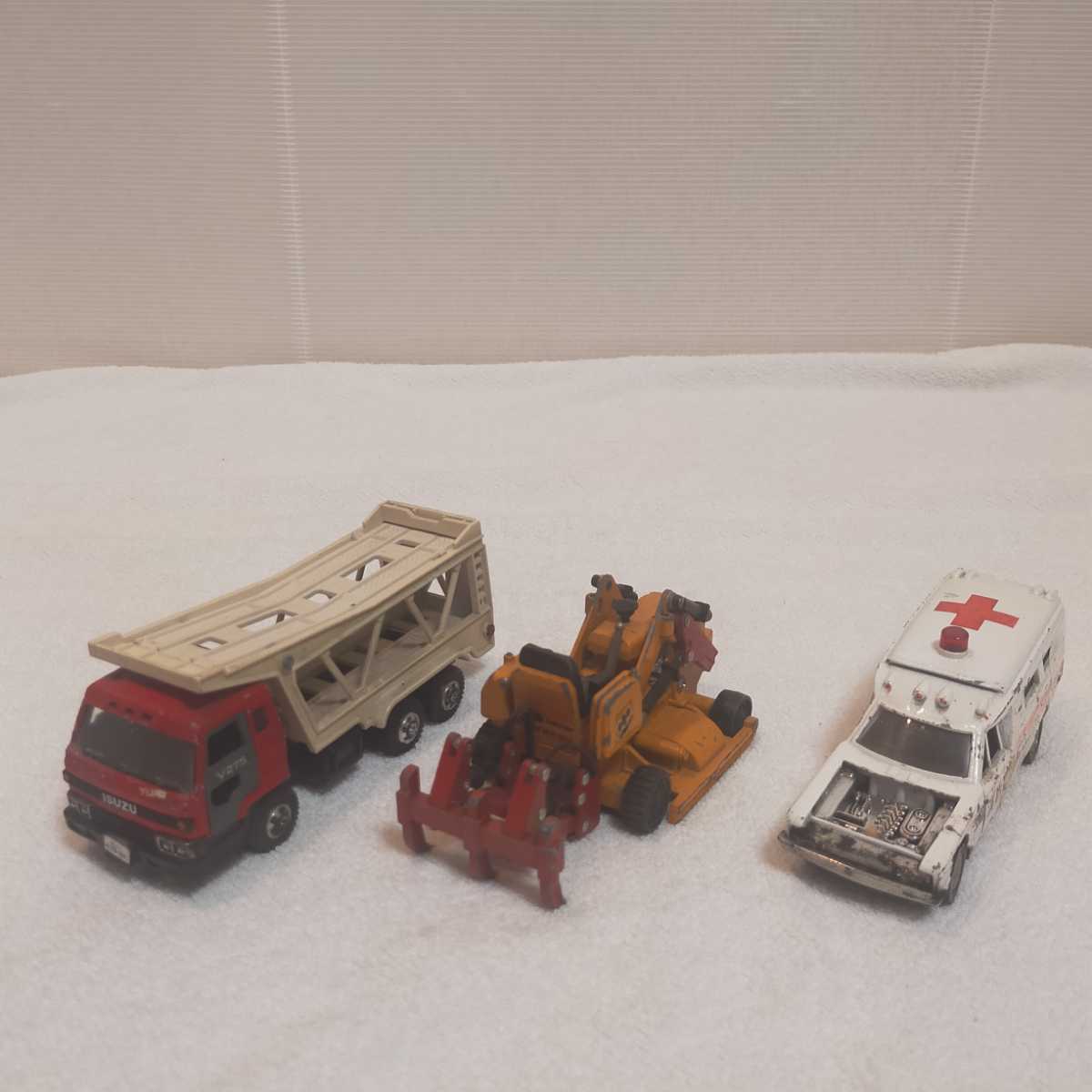 yonezawa toys ヨネザワトーイ DIAPET 3台 車両積載車 コマツ TOYOTA CROWM 救急車 破損、欠品あり ジャンク品_画像1