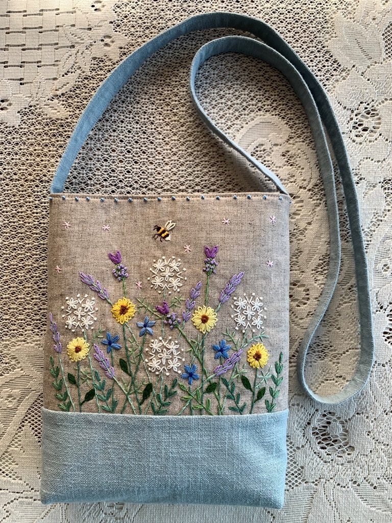ハンドメイド、手刺繍、「蜜蜂と夏色のガーデンのショルダーバッグ」長