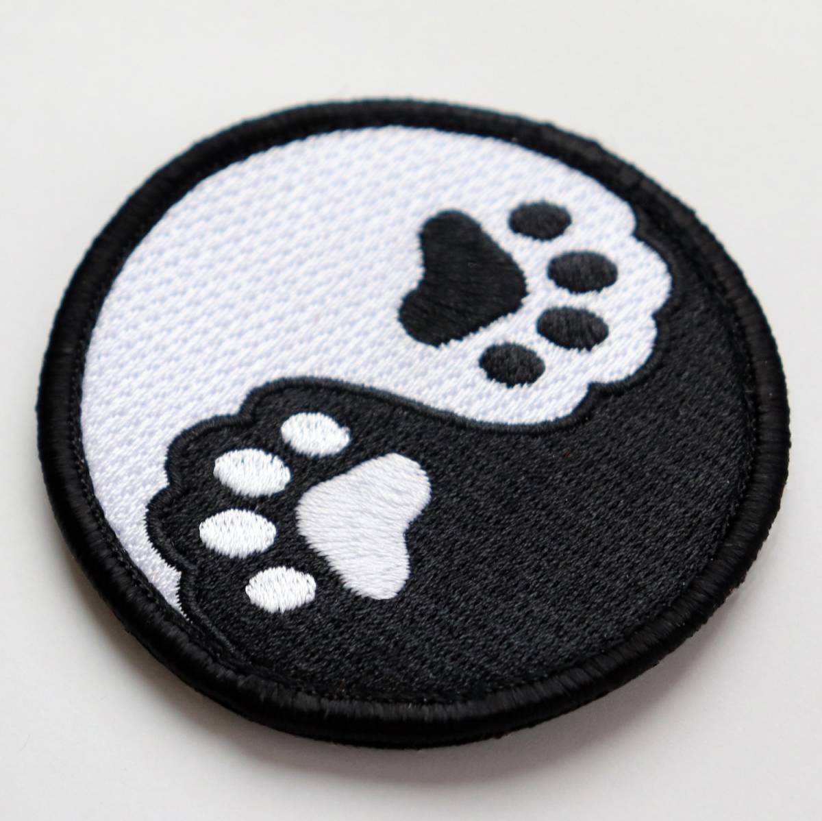 ワッペン 肉球の太極図（犬・猫の手足のタオマーク） マジックテープ（ベルクロ）着脱式 ミリタリー サバゲー かわいい刺繍パッチ