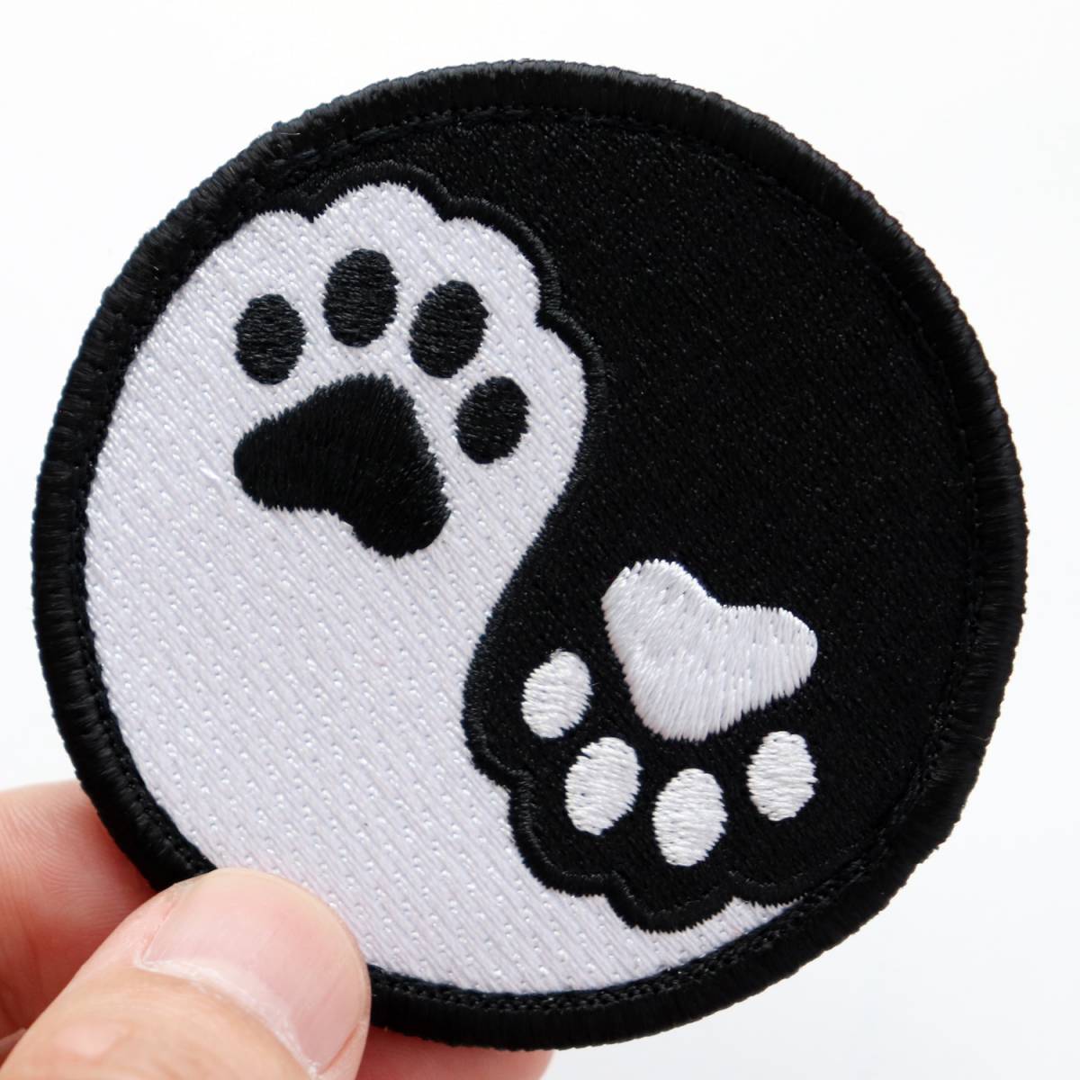 ワッペン 肉球の太極図（犬・猫の手足のタオマーク） マジックテープ（ベルクロ）着脱式 ミリタリー サバゲー かわいい刺繍パッチ