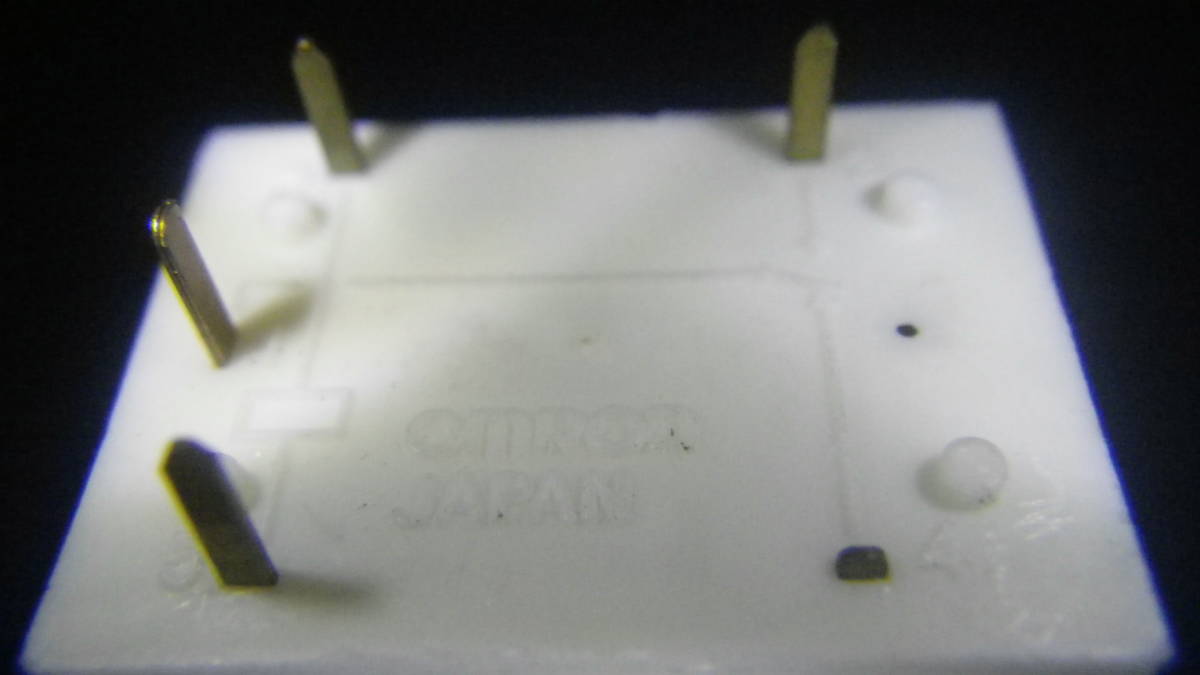 珍しい　白い　１２ＶＤＣ駆動　小型電源リレー　オムロン　Ｇ２Ｕ－１１１２Ｐ　未使用品　２個組_裏面を斜めから見た画像例です。