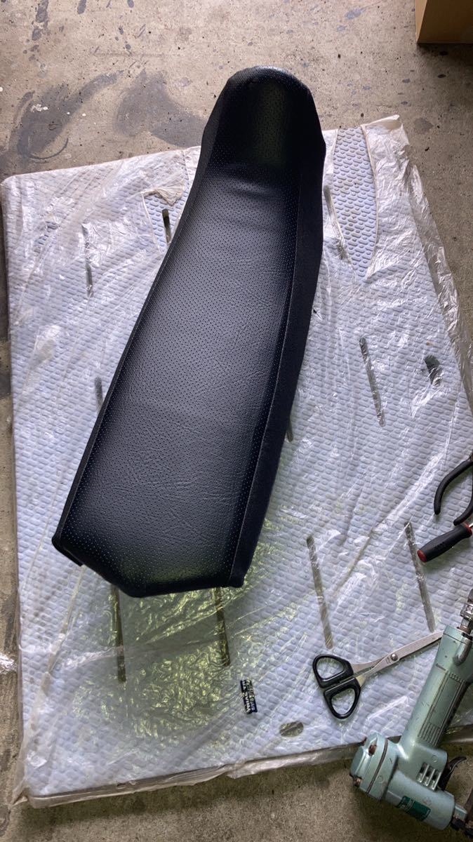 セロー250 純正シート 表皮張り替え済み あんこ盛り 1センチ セロー250 純正シート 表皮張り替え済み あんこ盛り 1センチ