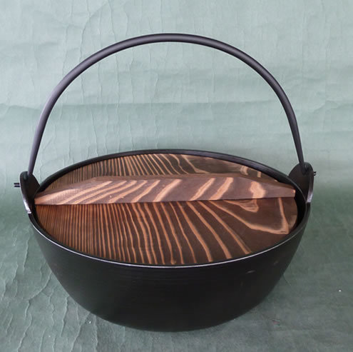 アルミ鍋 ２７ｃｍ アルミ田舎鍋 焼杉蓋付 重さは鉄の3分の１ 軽くて使いやすい鍋 新品