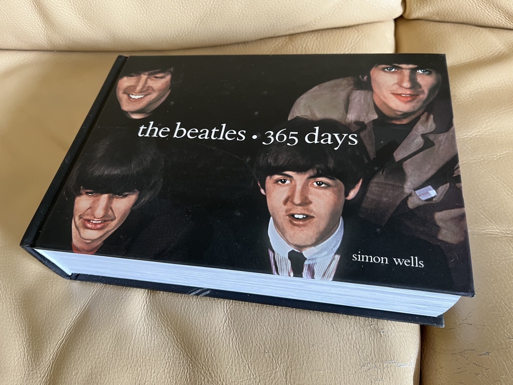 ハードカバー 洋書 The Beatles 365days ビートルズ写真集 とにかく分厚い The Beatles 売買されたオークション情報 Yahooの商品情報をアーカイブ公開 オークファン Aucfan Com