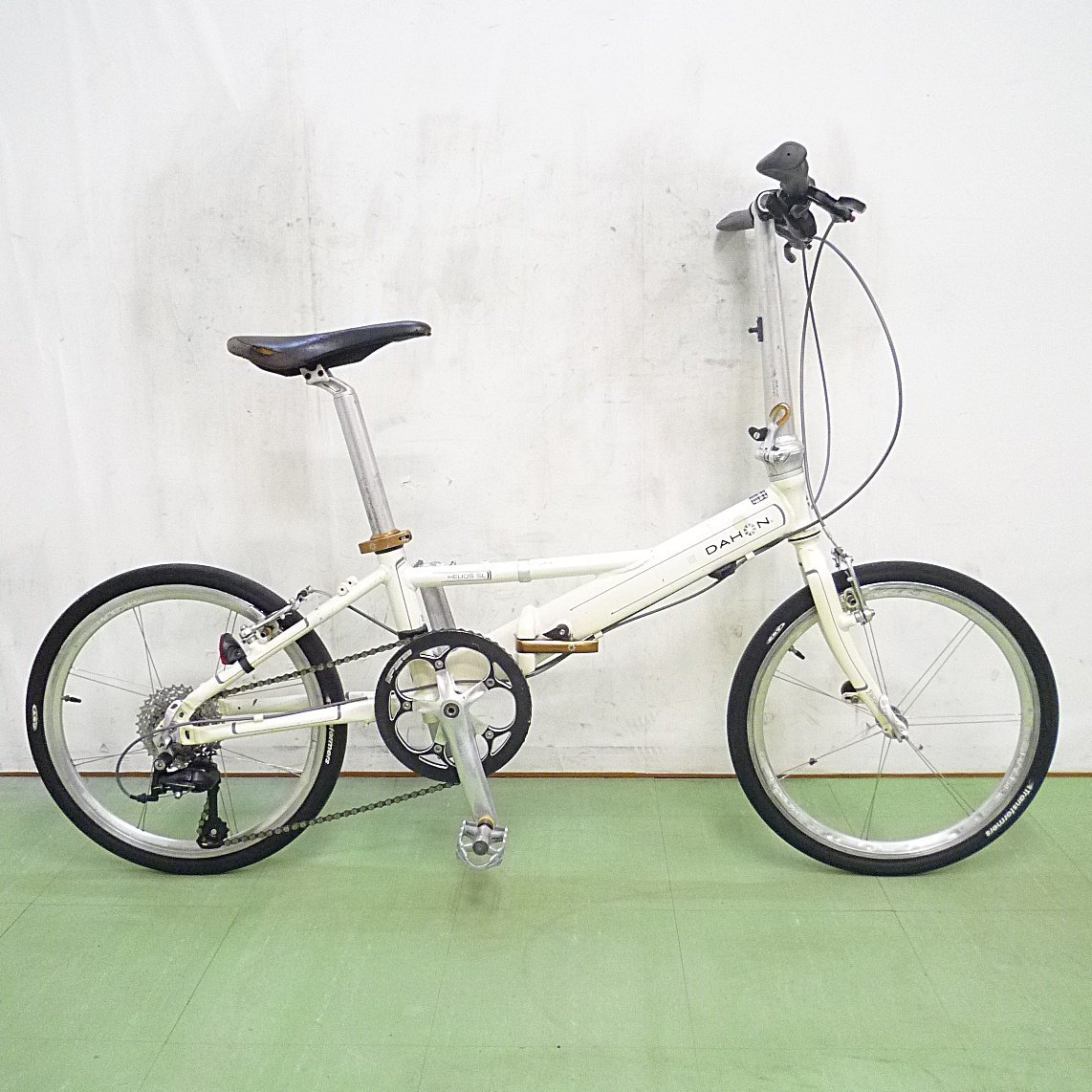コンビニ受取対応商品 DAHON DAHON シルバー HELIOS 折り畳み自転車