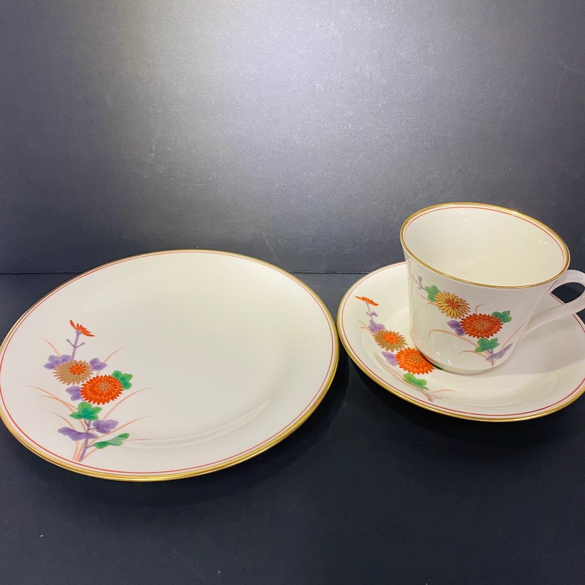 オールド香蘭社 金彩菊花絵 ペアカップ&ソーサーとプレート 新品 オールド香蘭社 金彩菊花絵 ペアカップ&ソーサーとプレート 新品
