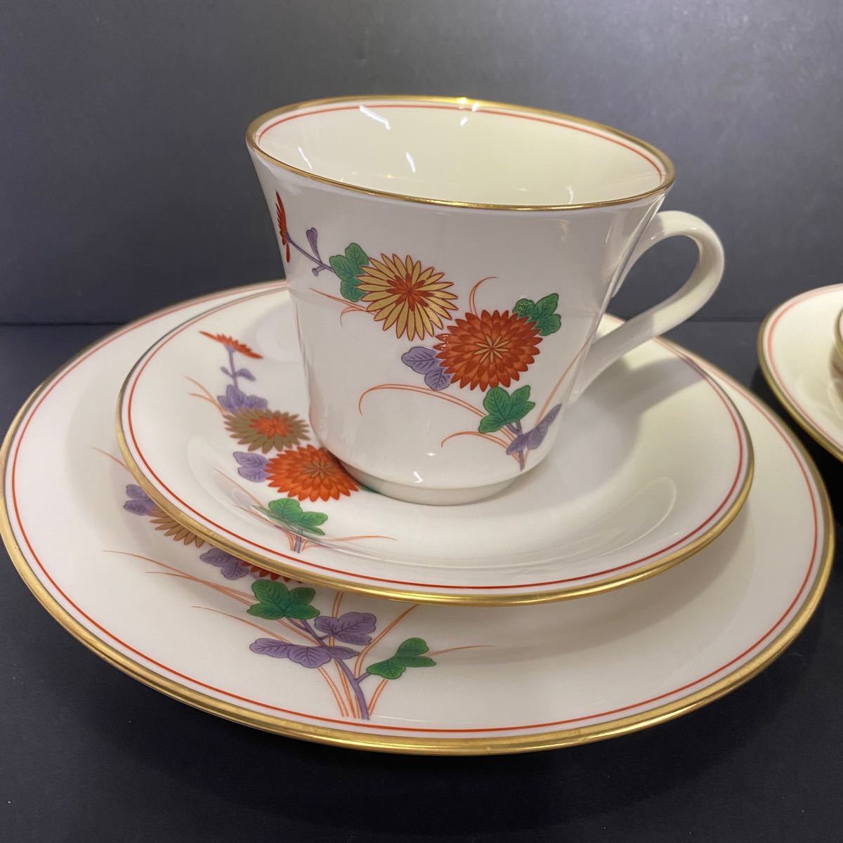 オールド香蘭社 金彩菊花絵 ペアカップ&ソーサーとプレート 新品 オールド香蘭社 金彩菊花絵 ペアカップ&ソーサーとプレート 新品