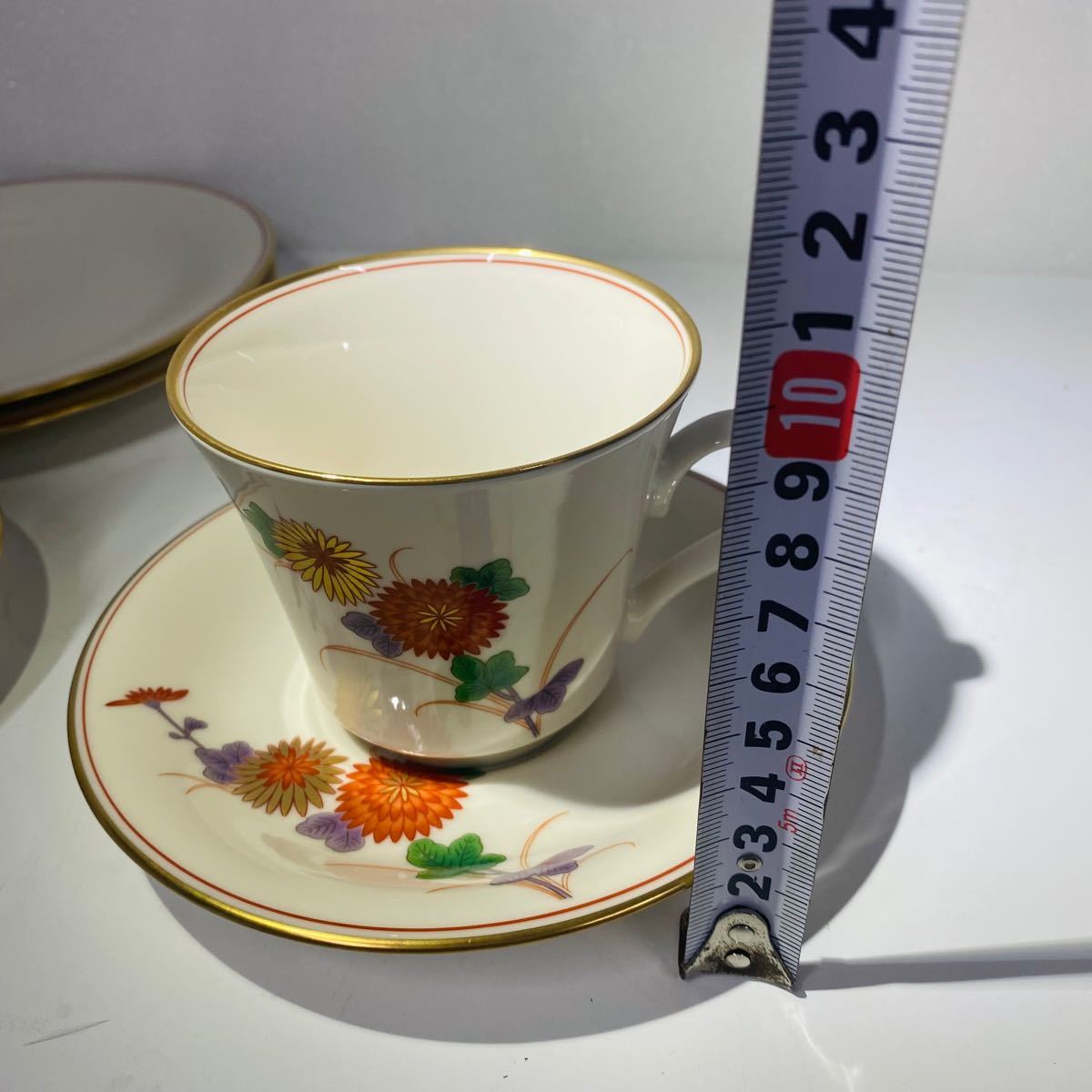 オールド香蘭社 金彩菊花絵 ペアカップ&ソーサーとプレート 新品 オールド香蘭社 金彩菊花絵 ペアカップ&ソーサーとプレート 新品