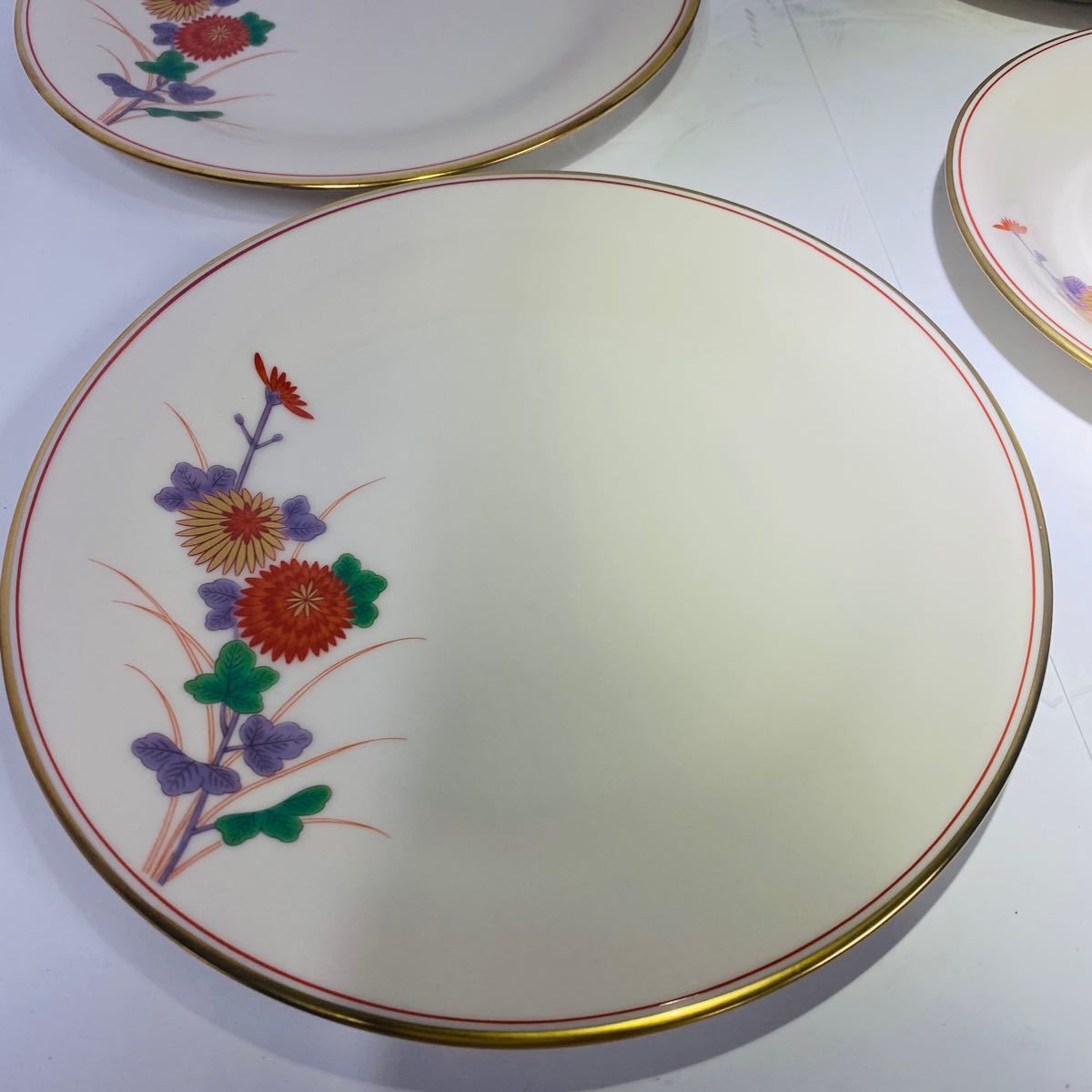 オールド香蘭社 金彩菊花絵 ペアカップ&ソーサーとプレート 新品 オールド香蘭社 金彩菊花絵 ペアカップ&ソーサーとプレート 新品