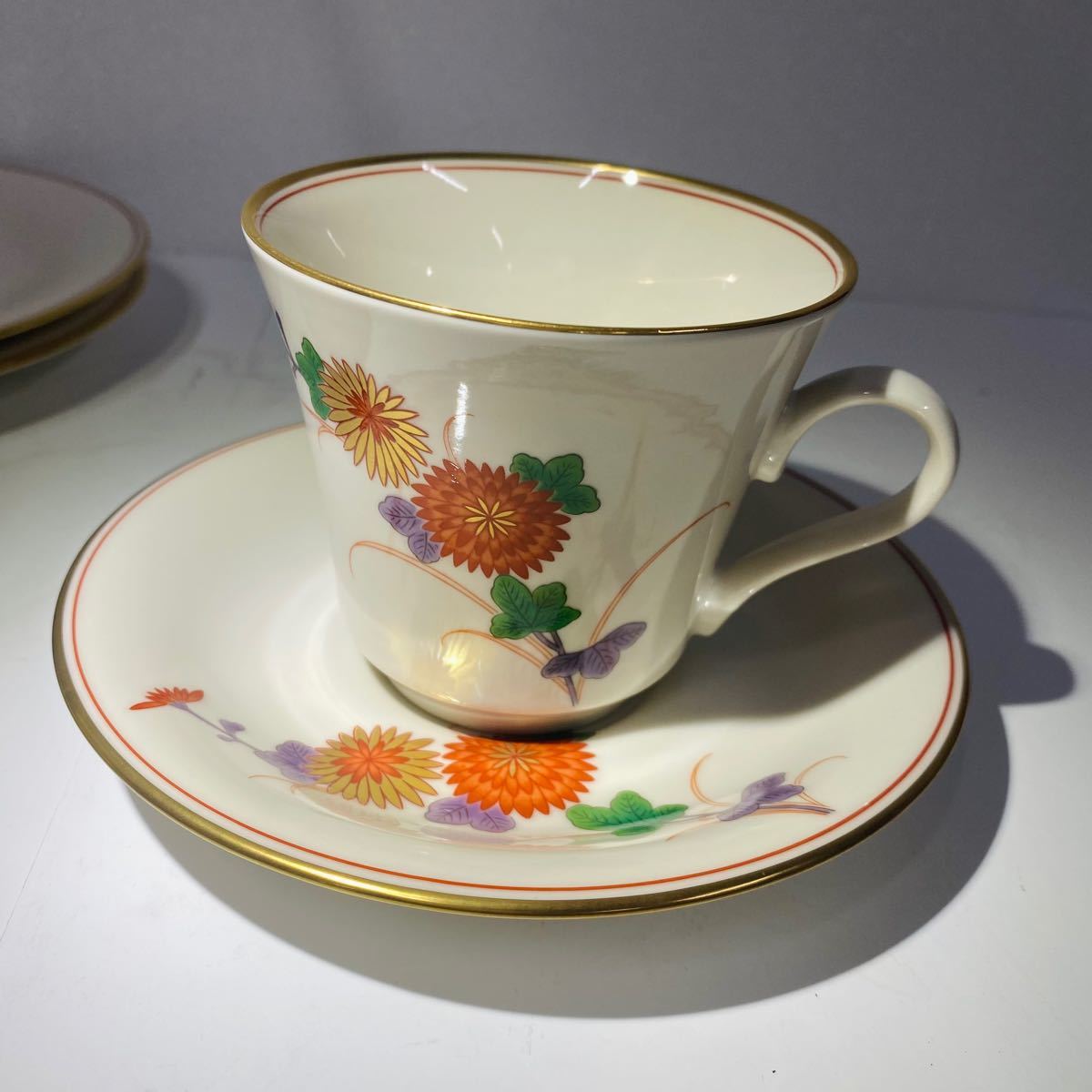 オールド香蘭社 金彩菊花絵 ペアカップ&ソーサーとプレート 新品 オールド香蘭社 金彩菊花絵 ペアカップ&ソーサーとプレート 新品