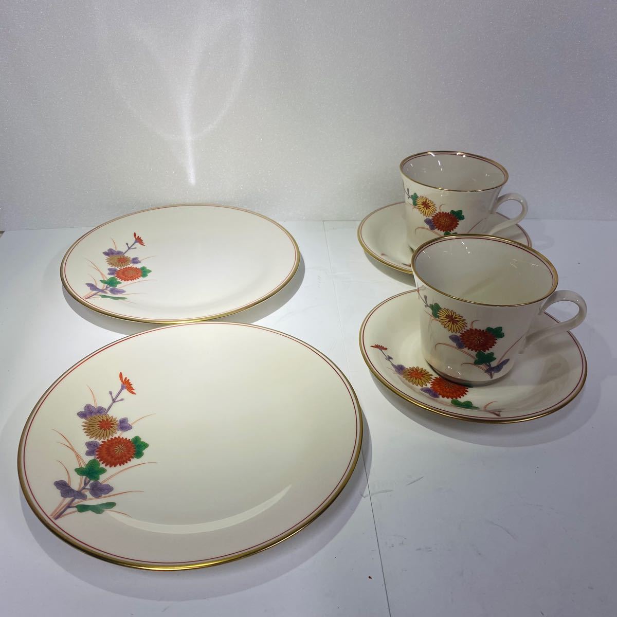 オールド香蘭社 金彩菊花絵 ペアカップ&ソーサーとプレート 新品 オールド香蘭社 金彩菊花絵 ペアカップ&ソーサーとプレート 新品