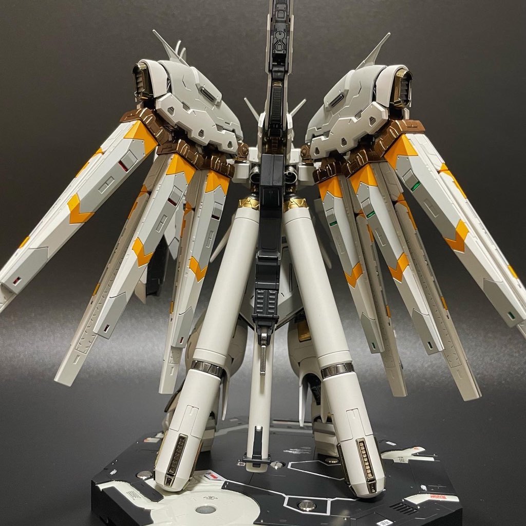 RG 1/144　Hi-νガンダム（全塗装完成品）_画像4