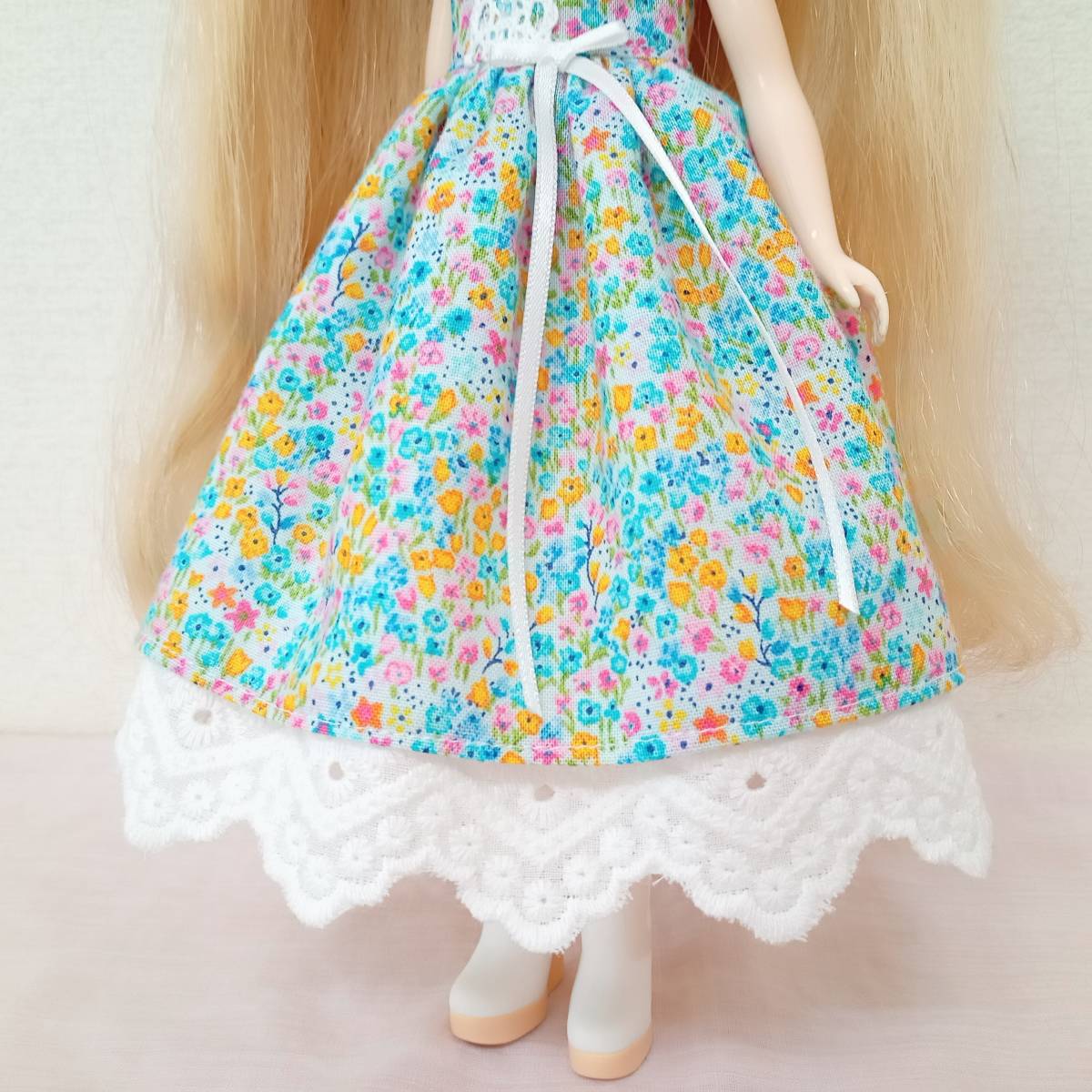 送料無料！ ハンドメイド ネオブライス・リカちゃんの服 「小花柄の２段ワンピース（裾レース）」ブライス 服 ワンピース 花柄_画像4