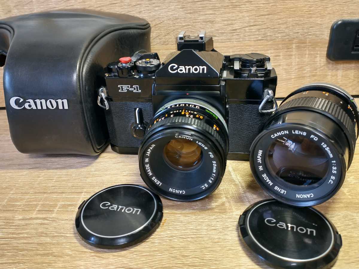 Canon F-1＋FD50mm f1.8＋FD135mm f3.5 単焦点レンズ2本セット 各部動作,露出計OK プリズム腐食無し レンズ光学良好 純正革ケース 作例あり_画像1