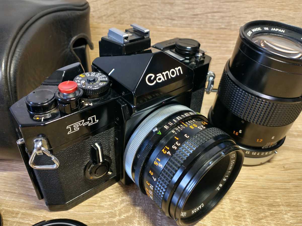 Canon F-1＋FD50mm f1.8＋FD135mm f3.5 単焦点レンズ2本セット 各部動作,露出計OK プリズム腐食無し レンズ光学良好 純正革ケース 作例あり_画像2