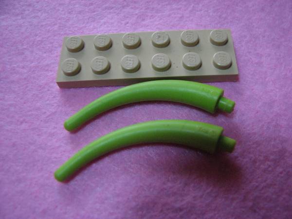 ☆レゴ-LEGO★恐竜の尻尾[黄緑](先端)★2個セット★美品★USED_大きさ比較のプレートです