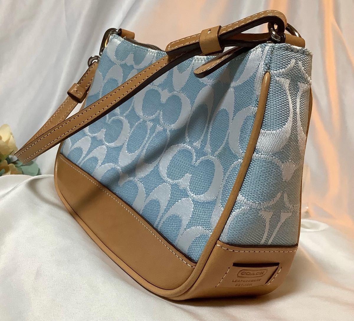 セール中( 'ω' ) COACH アクセサリーポーチ シグネチャー 爽やかライト