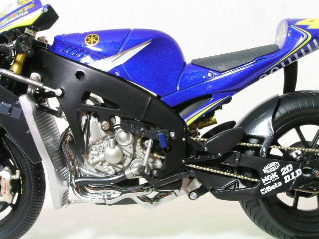 ○ 1/12 ヤマハ 〓 YZR-M1 + フィギュア / V.ロッシ 2005 ドニントン