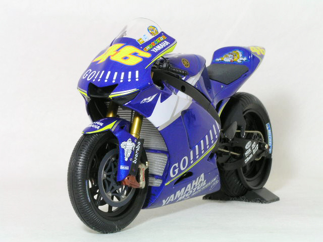 ○ 1/12 ヤマハ 〓 YZR-M1 + フィギュア / V.ロッシ 2005 ドニントン