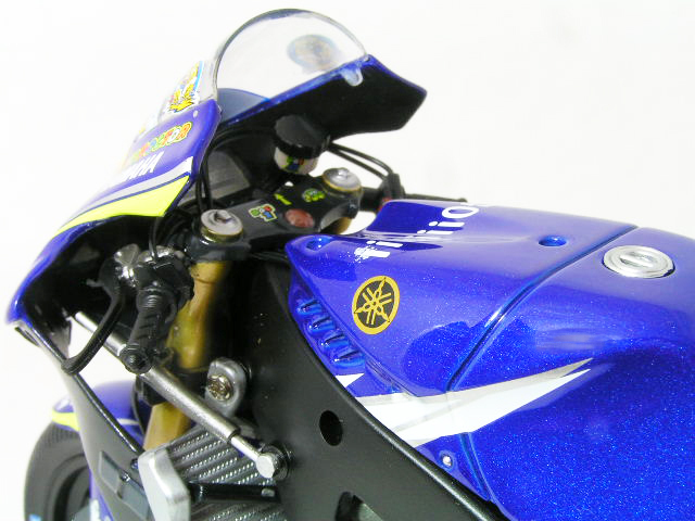 ○ 1/12 ヤマハ 〓 YZR-M1 + フィギュア / V.ロッシ 2005 ドニントン