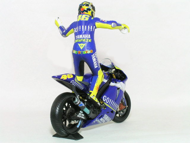 ○ 1/12 ヤマハ 〓 YZR-M1 + フィギュア / V.ロッシ 2005 ドニントン