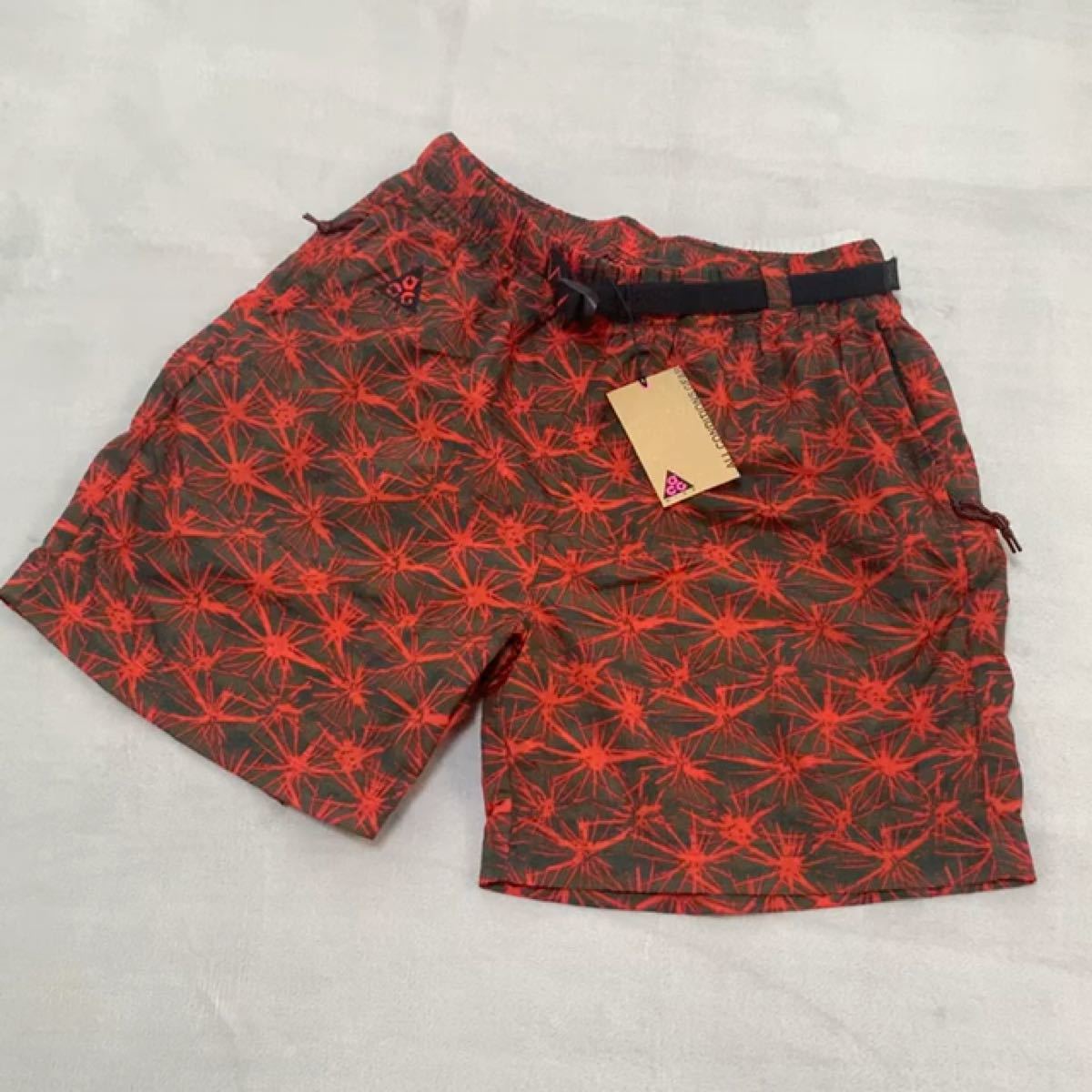 NIKE ACG ハーフパンツ ショートパンツ 新品 Sサイズ 赤 総柄 NIKE ACG ハーフパンツ ショートパンツ 新品 Sサイズ 赤 総柄
