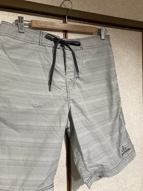 ★【prAna：プラナ】美品 チョークボーダー柄 クライミングショートパンツ ショーツ ヨガ アウトドア スイム size32/ライトグレー_画像2