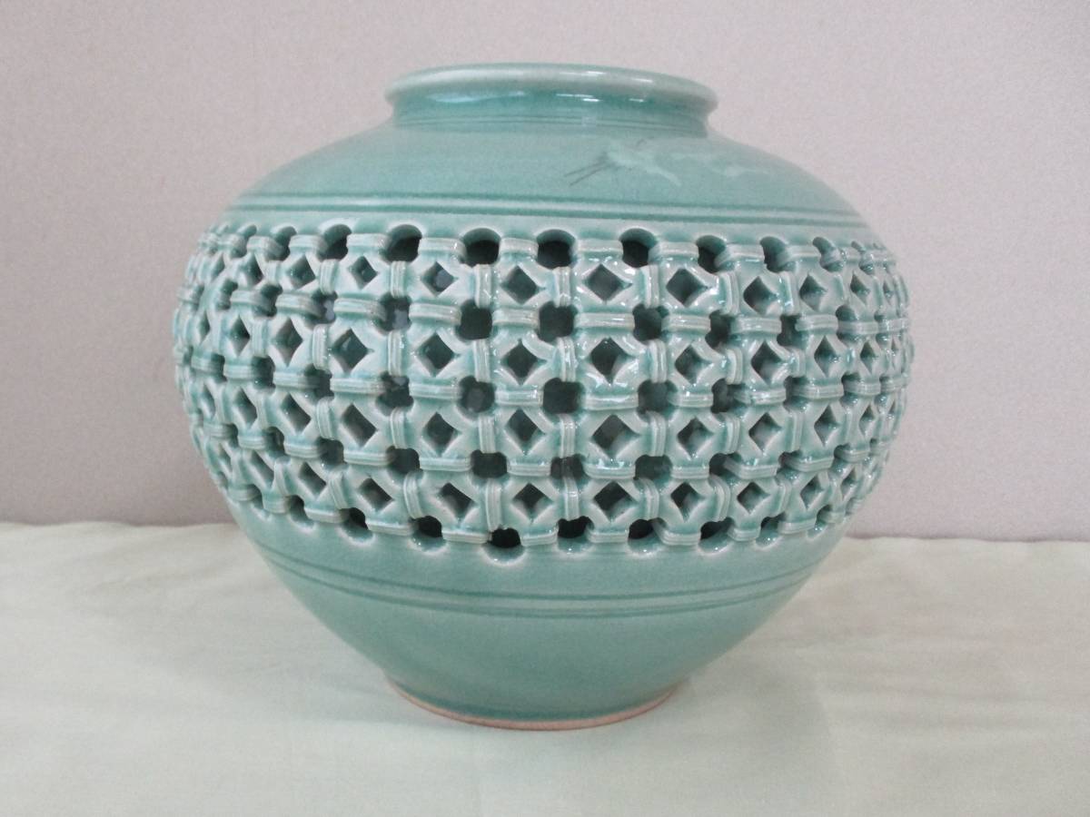 高麗青磁【海泉】の花瓶(網目の透かし彫り)「鶴の絵柄」 美品 高麗青磁【海泉】の花瓶(網目の透かし彫り)「鶴の絵柄」 美品