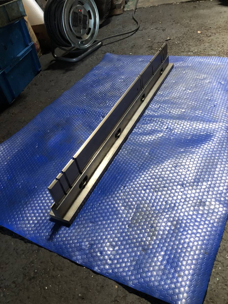 アマダ製1Vダイホルダーと1Vダイ下型(ホルダー長さ835㎜)(下型