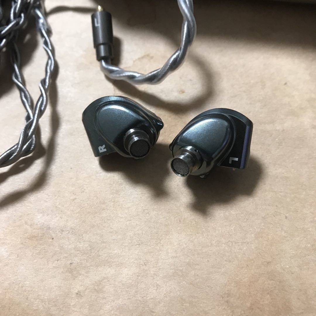 絶品】 アコースチューン acoustune アコースチューン HS1697 イヤホン