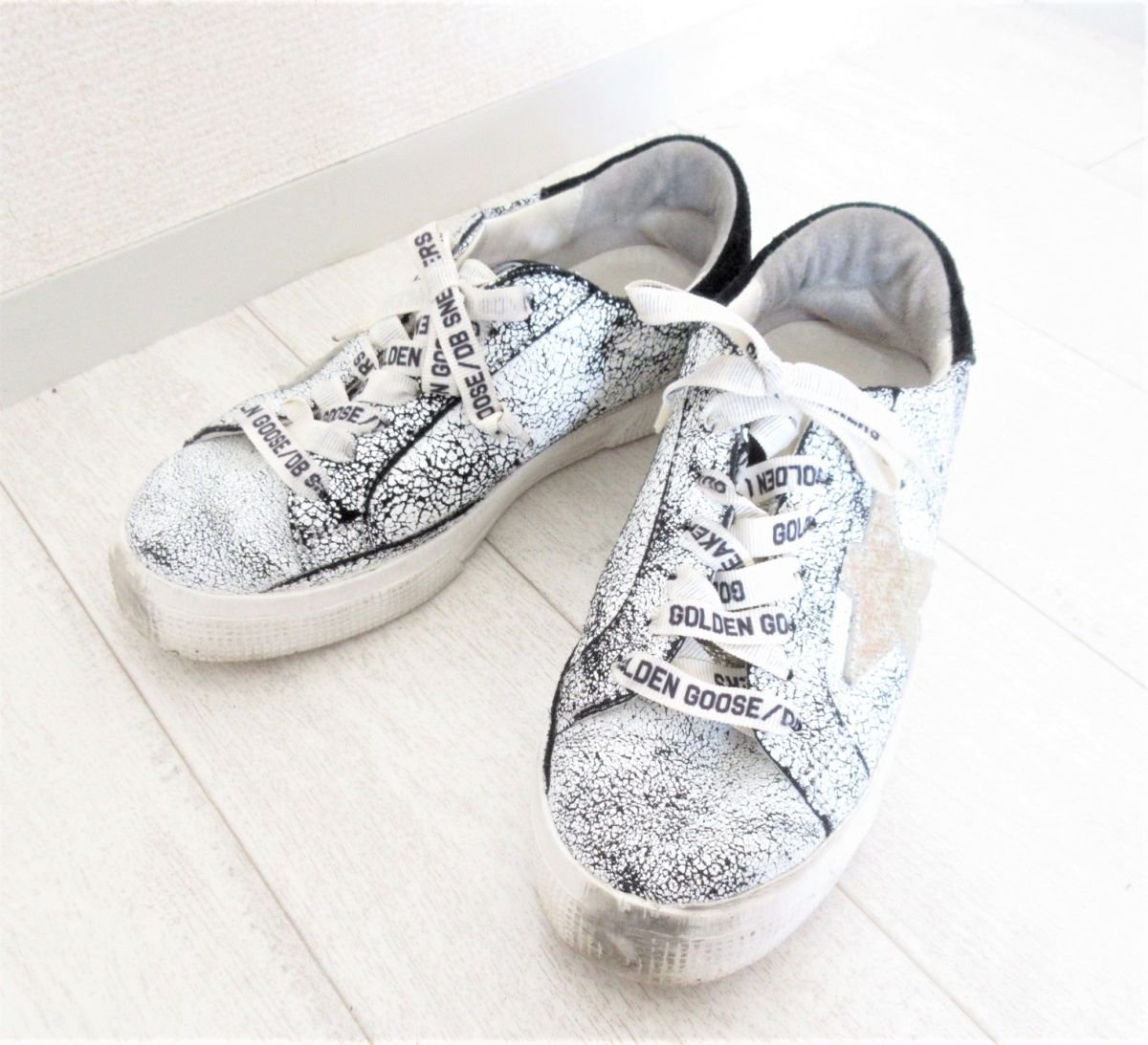 2021年春の 美品 GOLDEN GOOSE ゴールデングース ホワイトクラッシュ