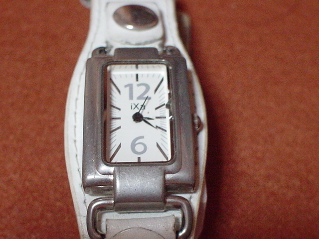 珍品　デザイン　JーAXIS　IXA　女性用腕時計　角型　ホワイト_画像1