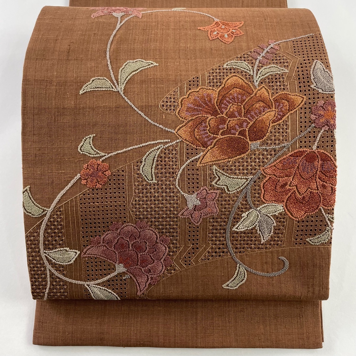 袋帯 美品 名品 紬地 花唐草 汕頭刺繍 相良刺繍 茶色 お太鼓柄 正絹