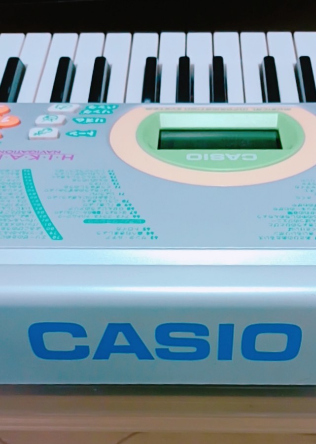 NN0808　２３８中古　美品　CASIO　HIKARIナビゲーションキーボード　LK-102（光る鍵盤６１）液晶画面　ハンズフリーマイク　BOOK　譜面立_画像2