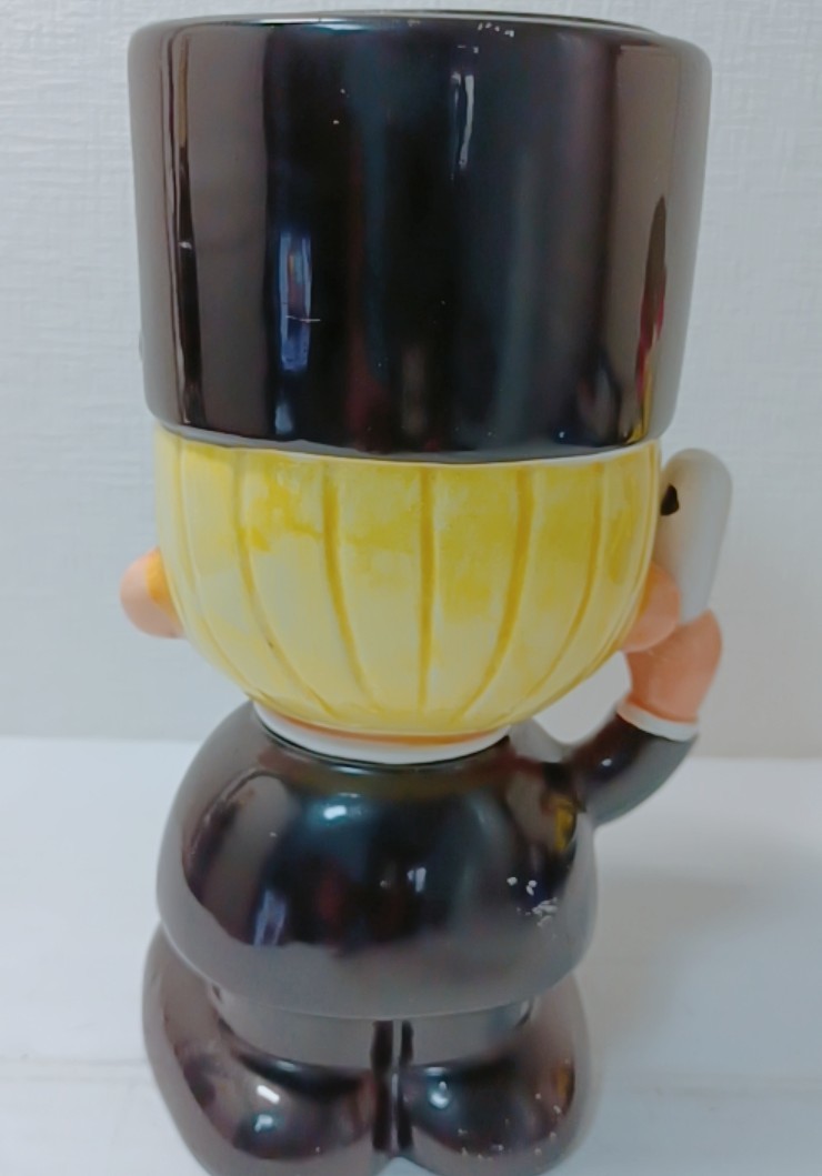 NN0808　２５９中古　昭和レトロ　内藤ルネ　ポリスマン　陶器製貯金箱（当時物）＆　ペコちゃん人形オーバーオールお座りフィギュア希少品_画像4