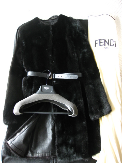 即決 新品　FENDI　フェンディ　最高級　ベルト付　ミンクファー毛皮ノーカラーコート☆42サイズ　ブラック_画像1